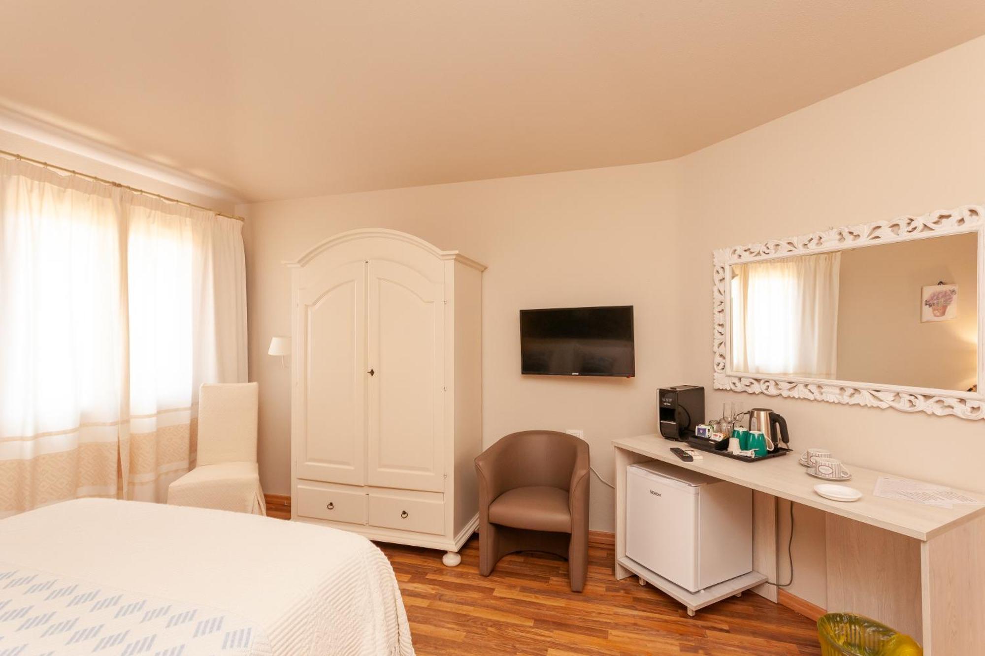 Domus Francy Hotel San Teodoro  Exterior photo