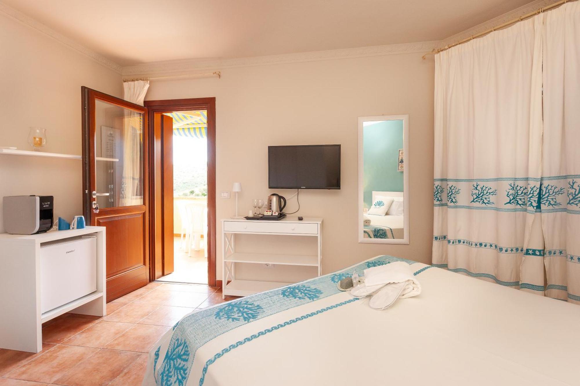 Domus Francy Hotel San Teodoro  Exterior photo